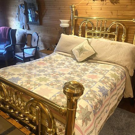 The Queen, A Victorian Bed & Breakfast ベルフォント エクステリア 写真