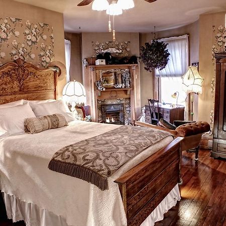 The Queen, A Victorian Bed & Breakfast ベルフォント エクステリア 写真