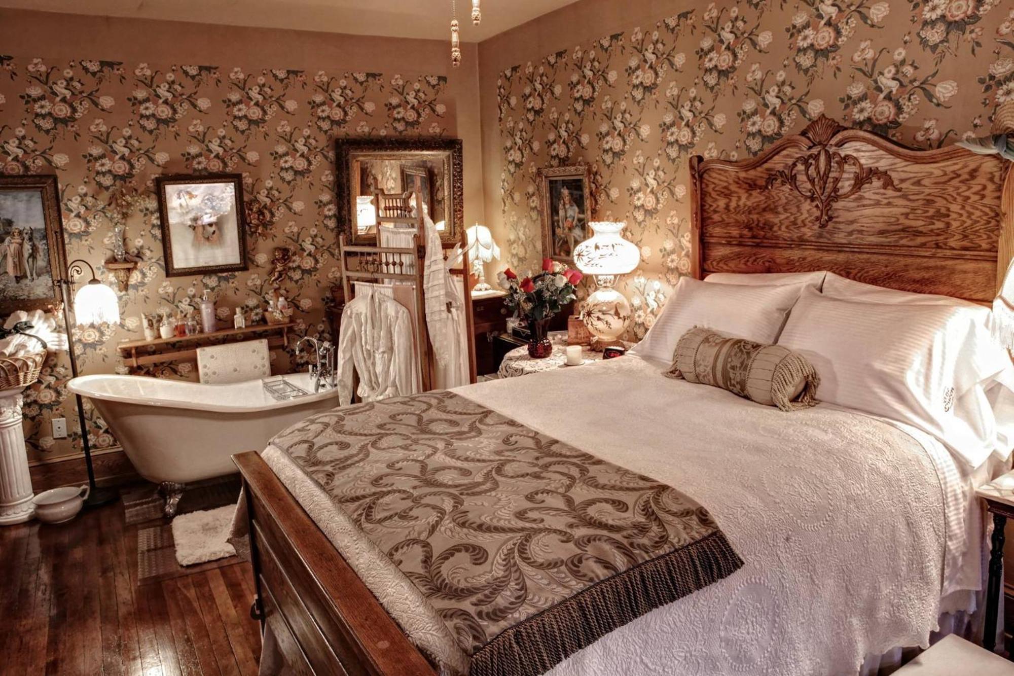 The Queen, A Victorian Bed & Breakfast ベルフォント エクステリア 写真