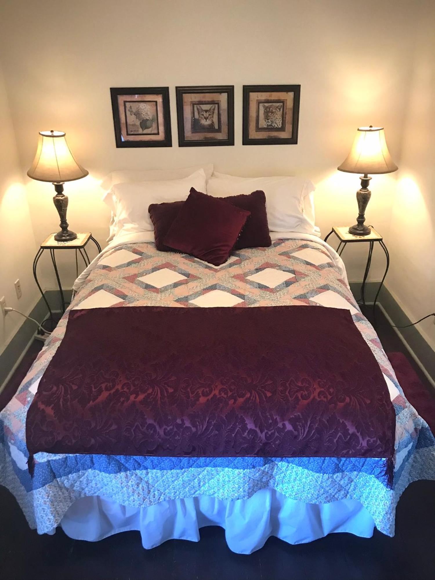 The Queen, A Victorian Bed & Breakfast ベルフォント エクステリア 写真
