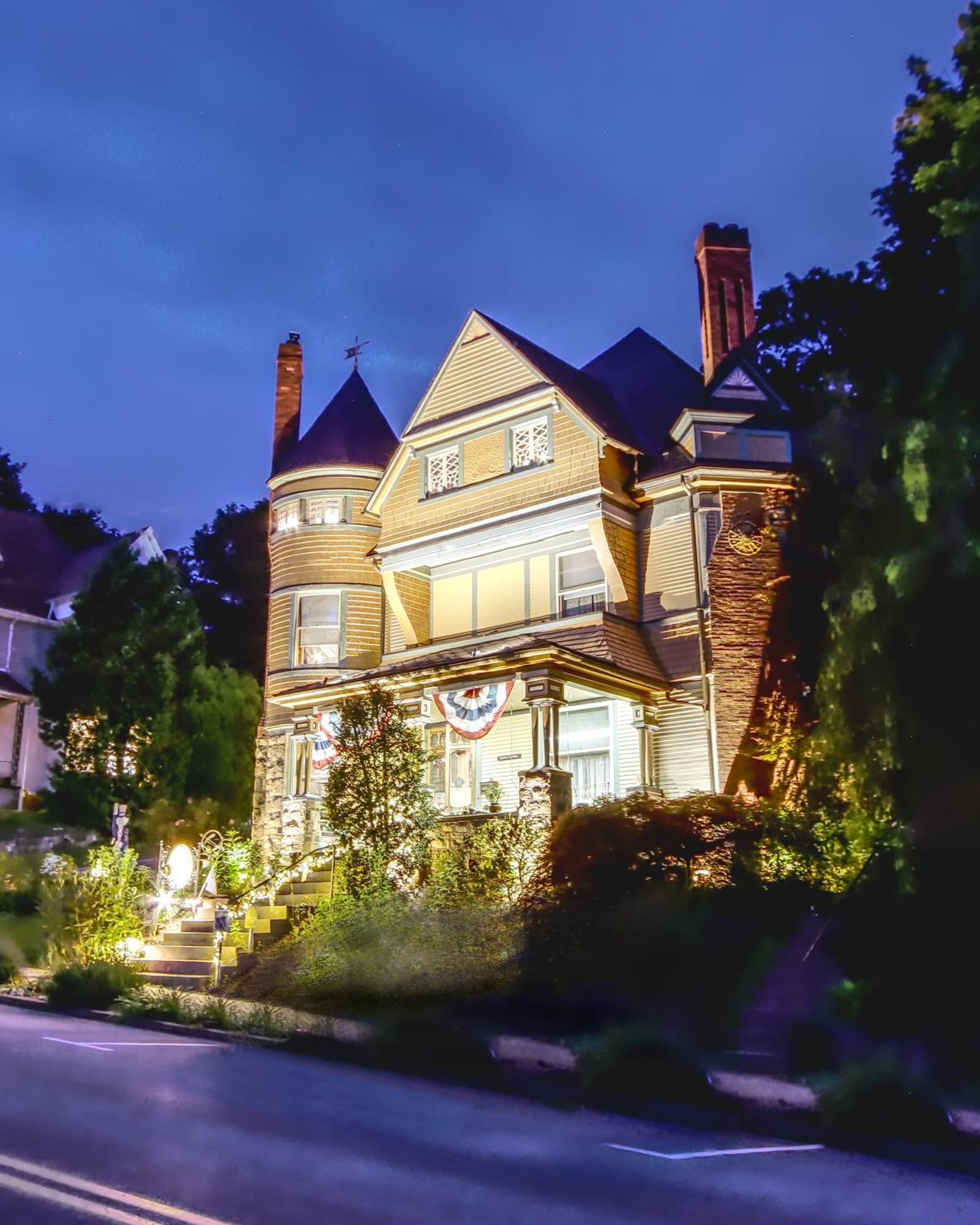 The Queen, A Victorian Bed & Breakfast ベルフォント エクステリア 写真