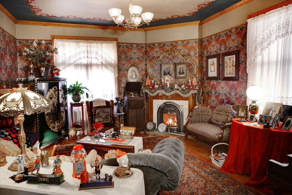 The Queen, A Victorian Bed & Breakfast ベルフォント エクステリア 写真