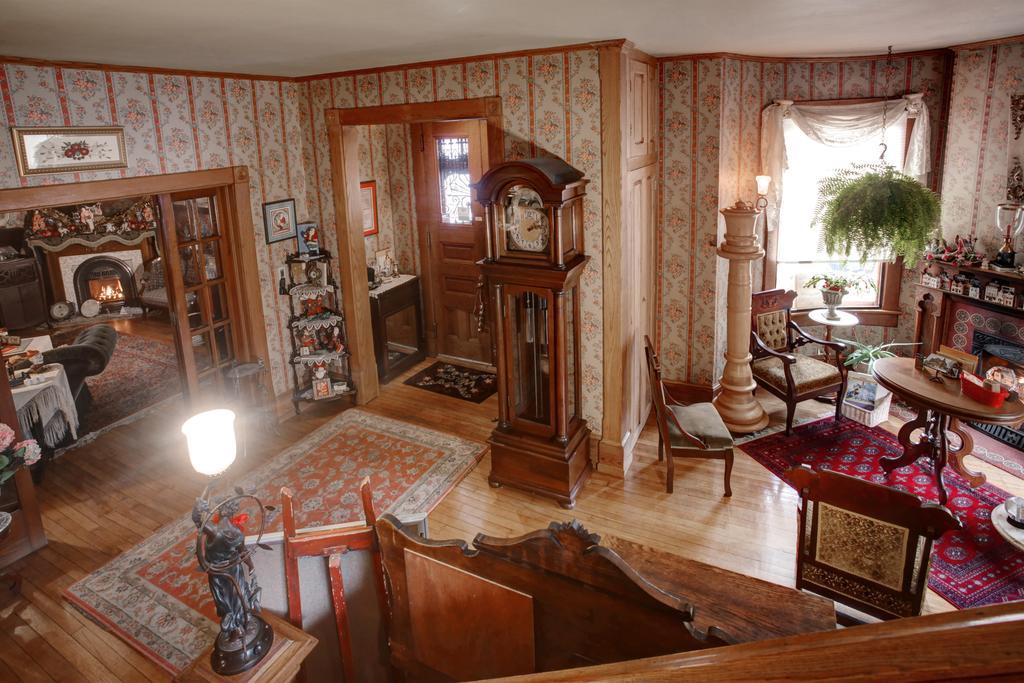 The Queen, A Victorian Bed & Breakfast ベルフォント エクステリア 写真