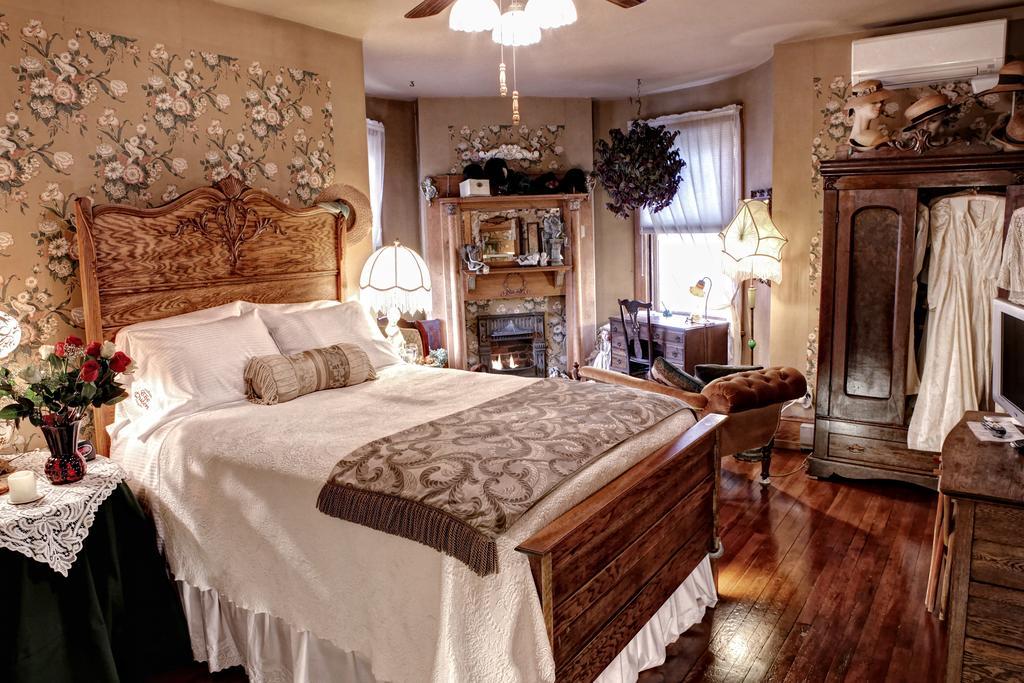 The Queen, A Victorian Bed & Breakfast ベルフォント エクステリア 写真