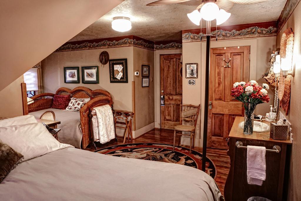 The Queen, A Victorian Bed & Breakfast ベルフォント エクステリア 写真