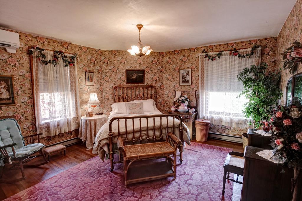 The Queen, A Victorian Bed & Breakfast ベルフォント エクステリア 写真
