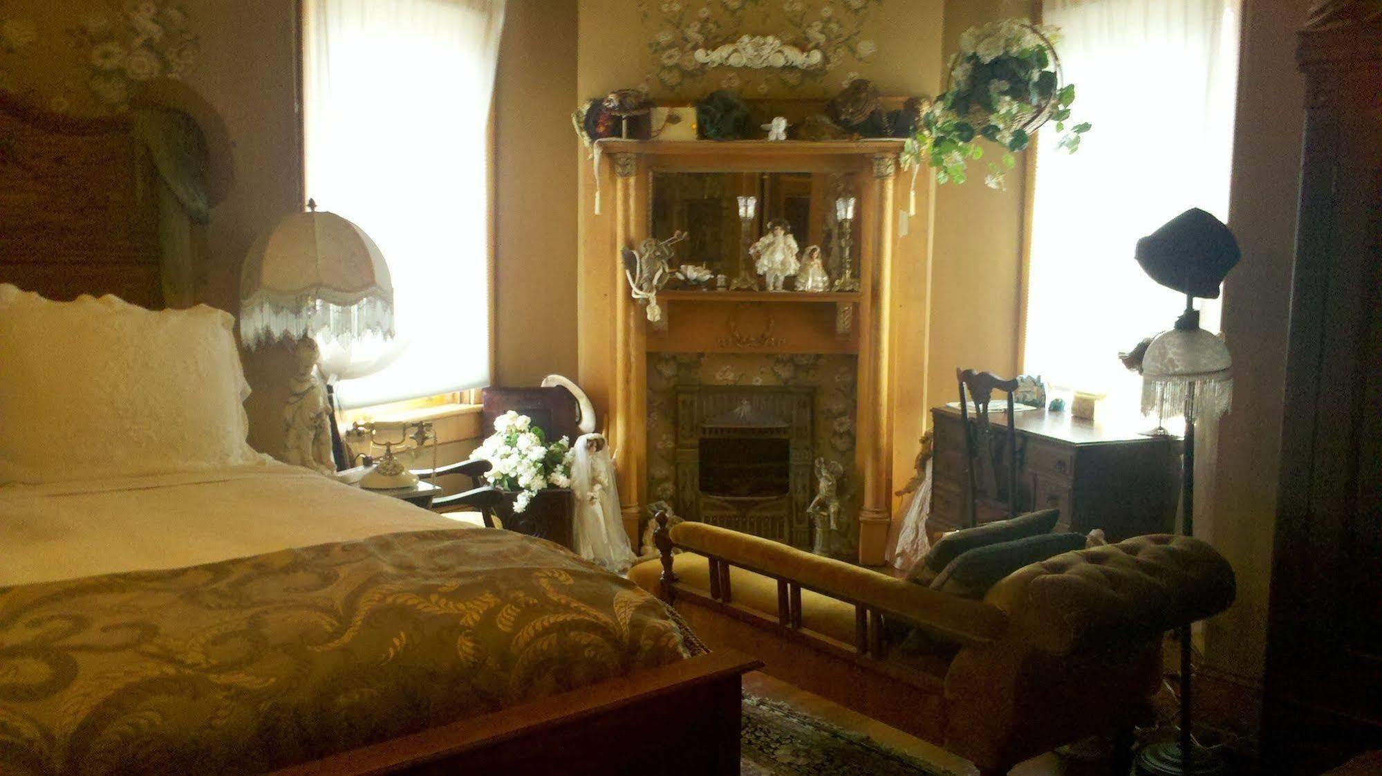 The Queen, A Victorian Bed & Breakfast ベルフォント エクステリア 写真